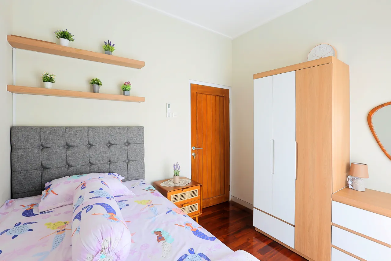 Area luar homestay pada siang hari
