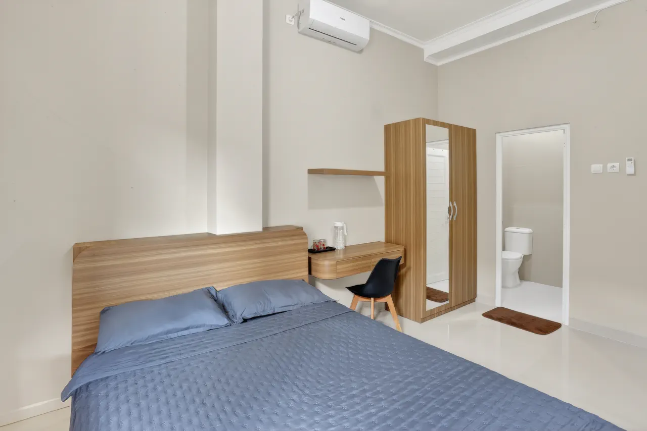Kamar Deluxe dengan kasur dan dekorasi hangat